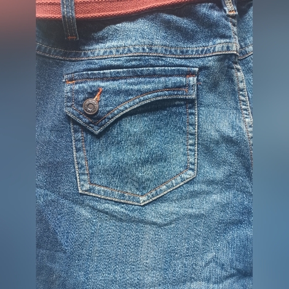 🍒 NWOT Venezia Embroidered Cropped Capri Blue Jeans with Red Belt - Picture 6 of 13